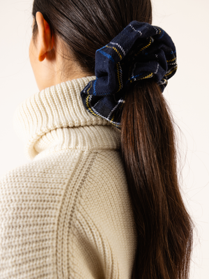 CHECKED SCRUNCHIE NAVY BLUE