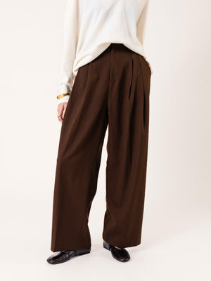 RELAXED PLEATED TROUSERS BROWN